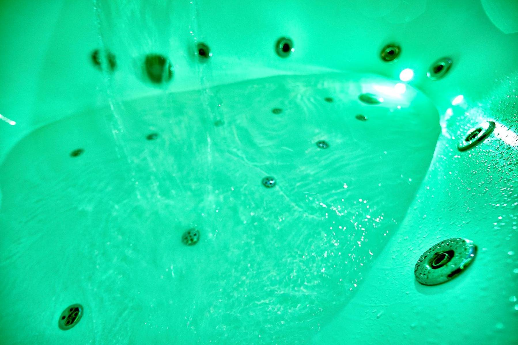 Big Jacuzzi , Sauna , Khreshchatyk Apartments Kiev Buitenkant foto